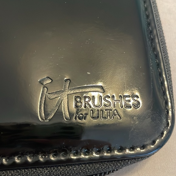 It Cosmetics Brush Holder Case in Black - Picture 2 of 5